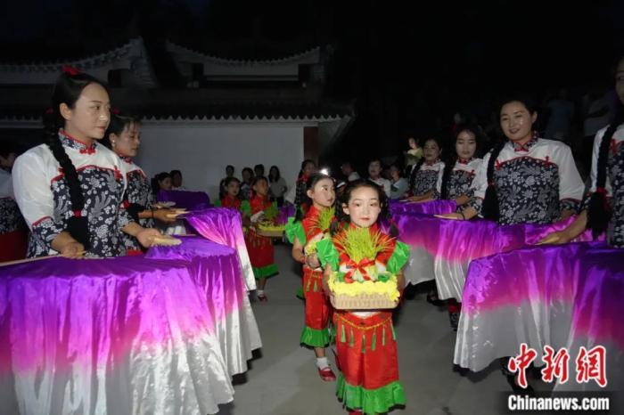 甘肅省西和縣姜席鎮(zhèn)晚霞湖畔，當(dāng)?shù)孛耖g舉行盛大的乞巧儀式。魏朵朵 攝