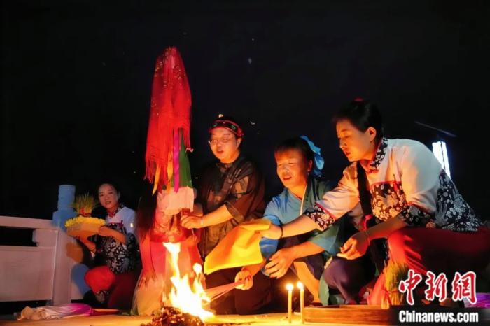 持續(xù)七天八夜的乞巧節(jié)正在西漢水上游的甘肅省西和縣進(jìn)行。西和縣姜席鎮(zhèn)晚霞湖畔，民眾“巧頭”點(diǎn)蠟、炷香、焚裱紙、跪拜，準(zhǔn)備將“巧娘娘”請進(jìn)院。魏朵朵 攝