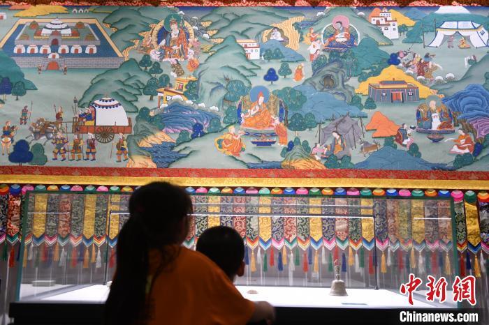 8月20日，兩名小觀眾參觀大型歷史題材卷軸唐卡“涼州會(huì)盟”?！〈魑牟?攝