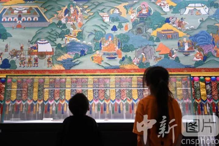 圖為觀眾參觀唐卡《涼州會(huì)盟》。 中新社記者 戴文昌 攝
