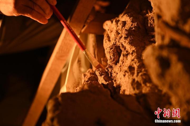 8月25日，文物修復(fù)師牟常有進(jìn)行文物修復(fù)工作。