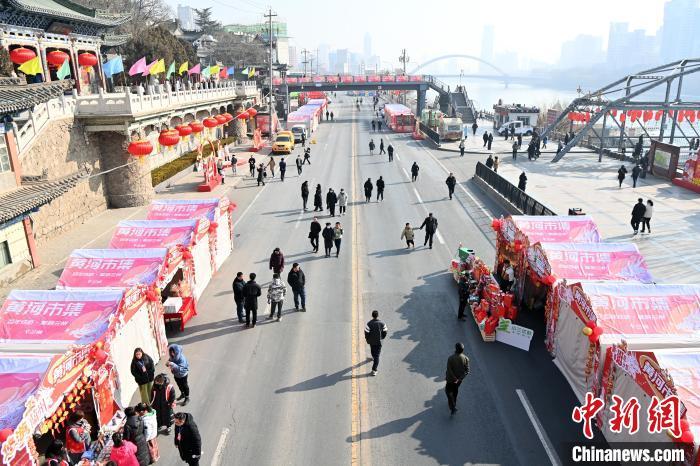 1月30日，蘭州黃河畔的年貨集市吸引顧客選購年貨。九美旦增 攝</p><p>