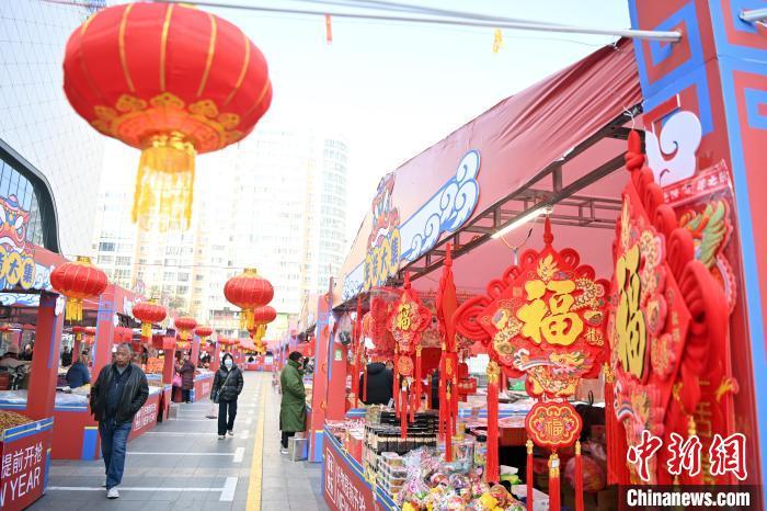 1月30日，蘭州街頭琳瑯滿目的年貨吸引顧客選購。九美旦增 攝</p><p>