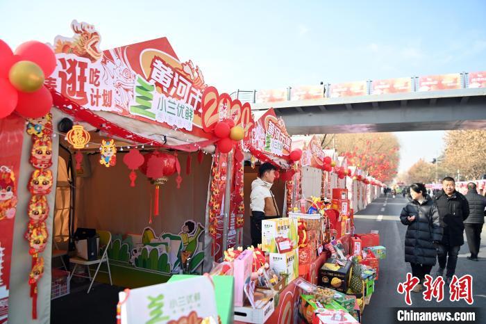 1月30日，蘭州黃河畔的年貨集市吸引顧客選購年貨。九美旦增 攝</p><p>