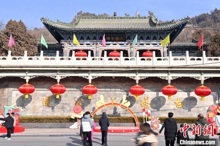 1月30日，裝扮一新的蘭州白塔山公園節(jié)日氛圍濃厚。九美旦增 攝</p><p>