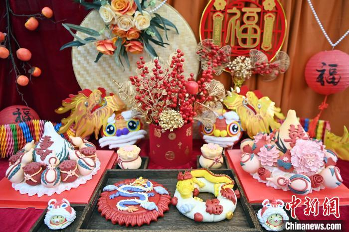 1月25日，春節(jié)臨近，蘭州一花饃店“龍”元素花饃熱銷。圖為展出的“龍”元素花饃。九美旦增 攝
