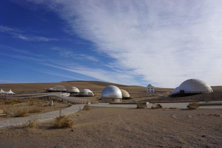 2023年11月28日拍攝的甘肅省武威市民勤縣“摘星小鎮(zhèn)”一角。新華社記者 賈釗 攝