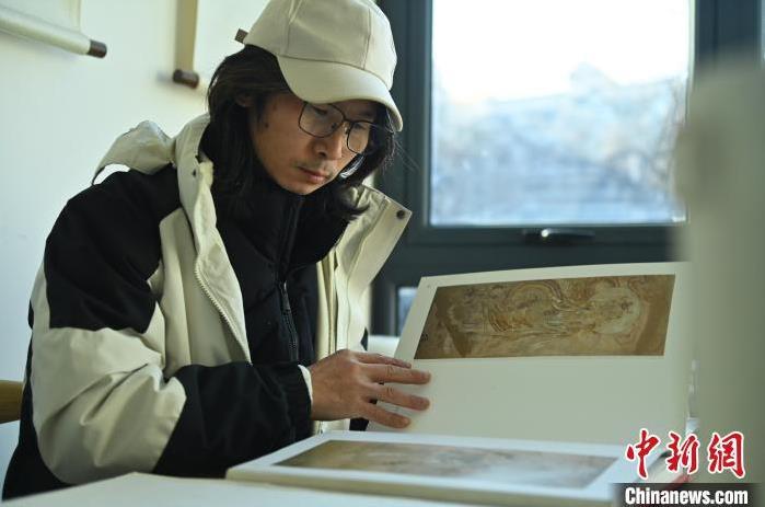 圖為季茂杰研究敦煌文化相關(guān)書籍。李亞龍 攝</p>
<p>