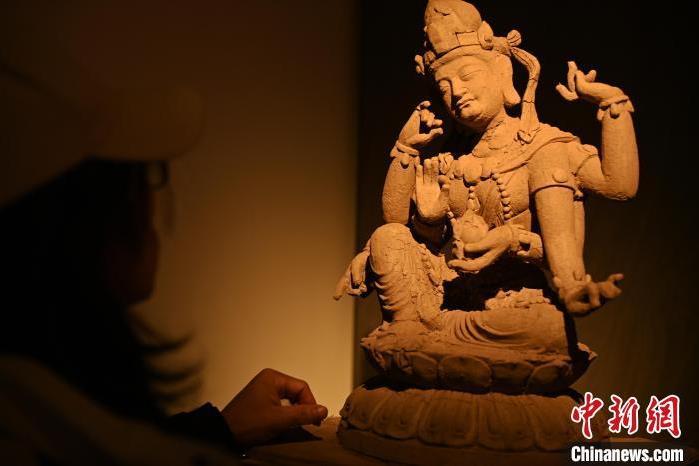 圖為季茂杰觀察自己創(chuàng)作的敦煌木雕。李亞龍 攝