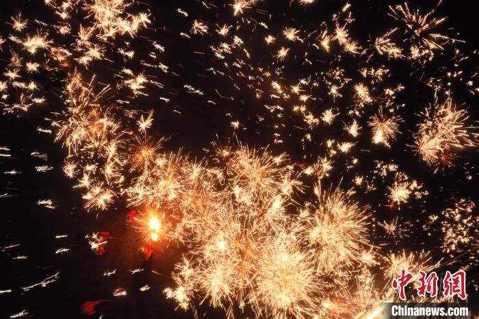 灼熱的鐵水在空中迸散。在空中形成“鐵花火雨”的景象，似天女散花，似群星漫天，如夢(mèng)如幻，美不勝收。侯奇志 攝</p>
<p>