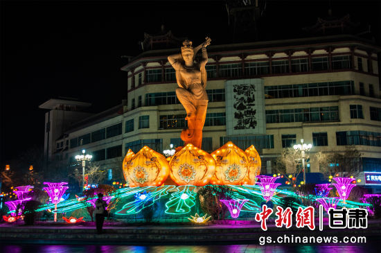 2024年春節(jié)期間，敦煌市中心盤旋路上的反彈琵琶燈組。王斌銀 攝