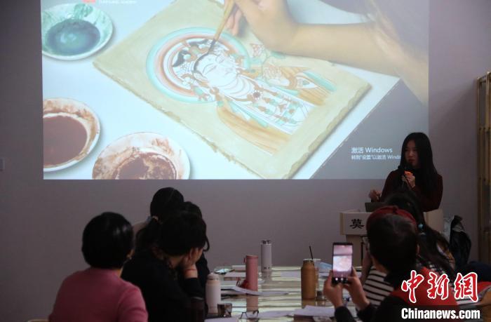 2023年2月，在敦煌研究院莫高學(xué)堂，研學(xué)導(dǎo)師給學(xué)員講授敦煌壁畫臨摹技法?！　垥粤?攝