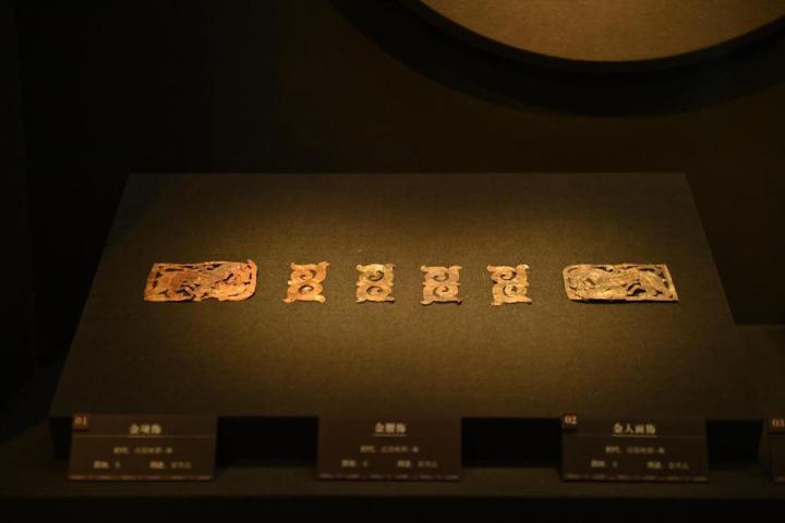 張家川縣馬家塬車輿博物館展陳的馬家塬遺址出土的金項(xiàng)飾、金腰飾、金人畫飾等。李亞龍 攝　　