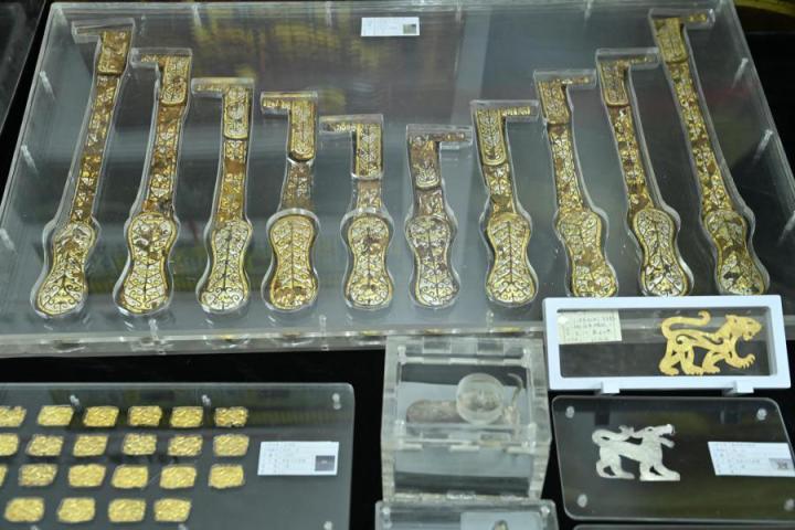 張家川馬家塬出土的金帶飾、大角羊、人形鉛俑及狼形銀車輿飾等文物。