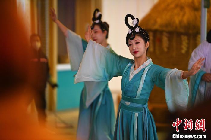 圖為工作人員進(jìn)行舞蹈表演。李亞龍 攝</p>
<p>