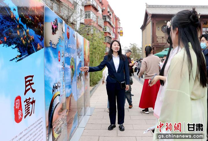 3月下旬，民勤縣在天水啟漢樓廣場舉行推介會，宣傳本地旅游資源和農(nóng)特優(yōu)產(chǎn)品。圖為工作人員向游客介紹民勤自然風(fēng)光、歷史文化。馬愛彬 攝