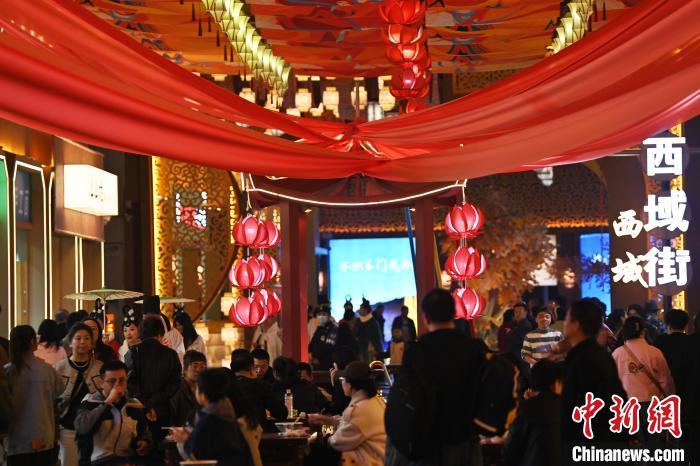 圖為街區(qū)現(xiàn)場游客絡(luò)繹不絕。李亞龍 攝</p><p>