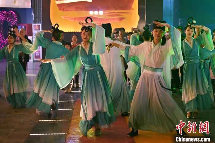 圖為工作人員進行舞蹈表演。李亞龍 攝</p><p>