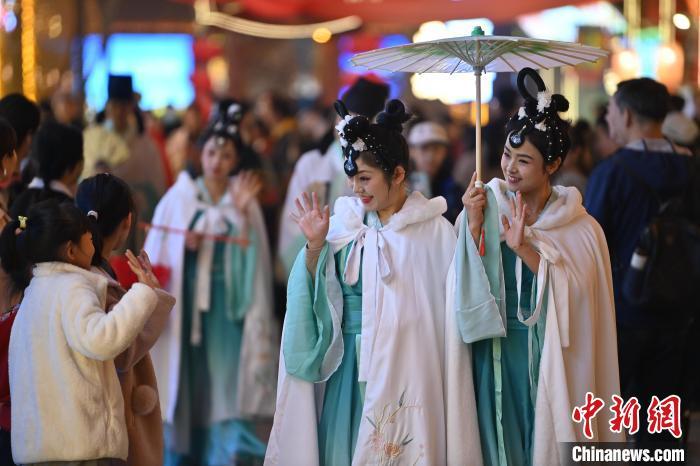 圖為街區(qū)人員著傳統(tǒng)服飾與游人互動。李亞龍 攝</p><p>