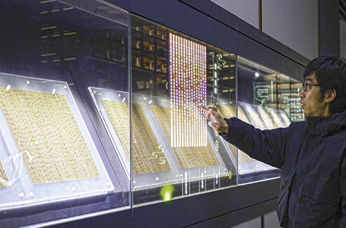 3月6日，工作人員在荊門市博物館新館內(nèi)楚簡展廳展示使用互動裝置。新華每日電訊記者　胡競文