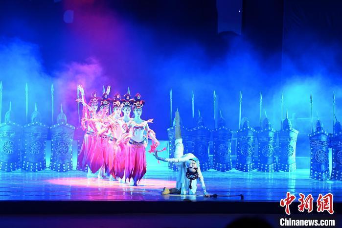 2023年2月18日，蘭州歌舞劇院創(chuàng)排的大型舞劇《大夢敦煌》?！　【琶赖┰?攝