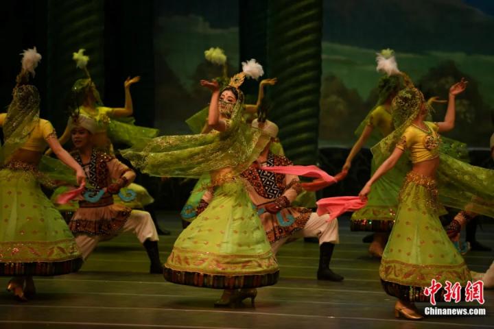 2024年2月23日晚，中國(guó)經(jīng)典舞劇《絲路花雨》在甘肅蘭州演出恭賀新春。李亞龍 攝