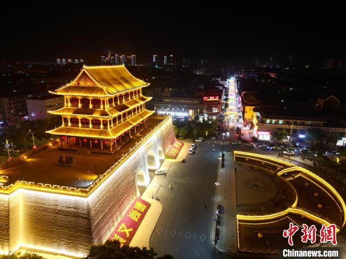 圖為武威市標(biāo)志性建筑涼州古城門燈光亮起。(無人機(jī)照片) 　戴文昌 攝</p><p>