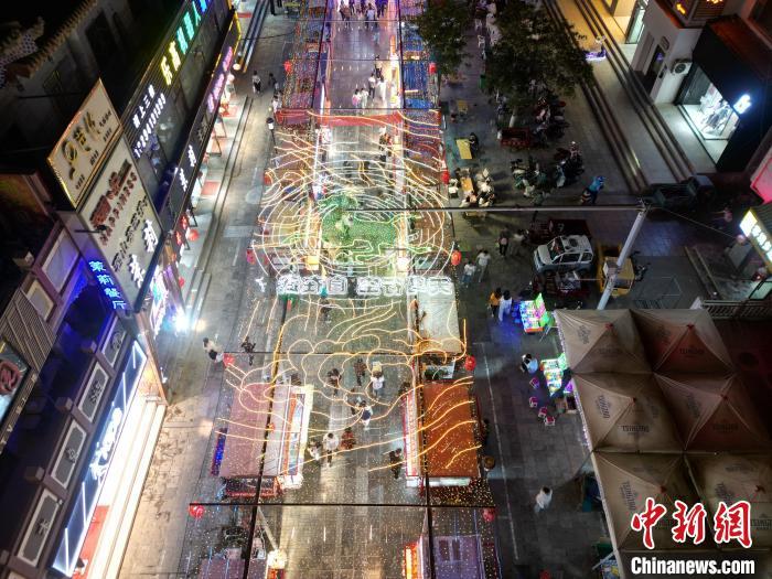 圖為明清街夜市燈光點(diǎn)亮具有武威文化元素的“銅奔馬”彩燈。(無人機(jī)照片) 　戴文昌 攝</p><p>