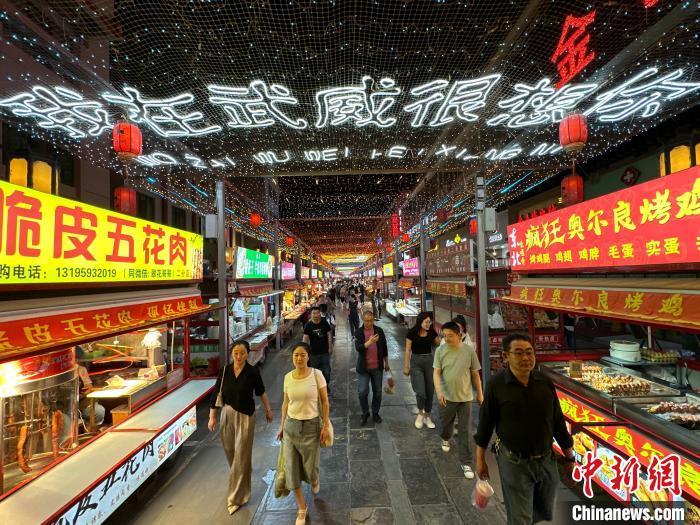 圖為明清街夜市燈光點(diǎn)亮“我在武威很想你”?！〈魑牟?攝</p><p>