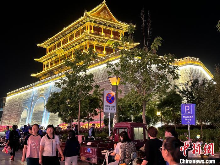 圖為夜幕降臨，涼州古城門燈光亮起?！〈魑牟?攝