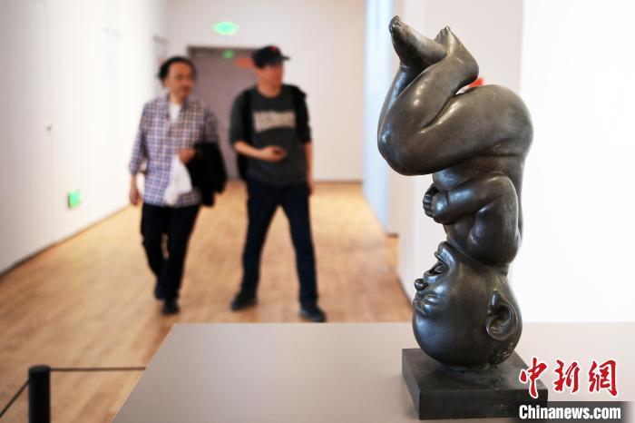 5月21日，觀眾參觀“絲路印跡”雕塑藝術(shù)作品展展出的雕塑作品。九美旦增 攝</p>
<p>