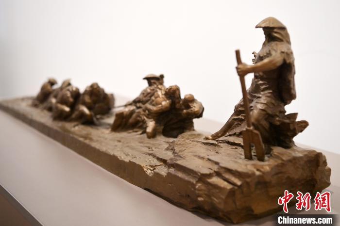 5月21日，在“絲路印跡”雕塑藝術(shù)作品展展出的作品《治水為民·禹德九州》。九美旦增 攝</p>
<p>
