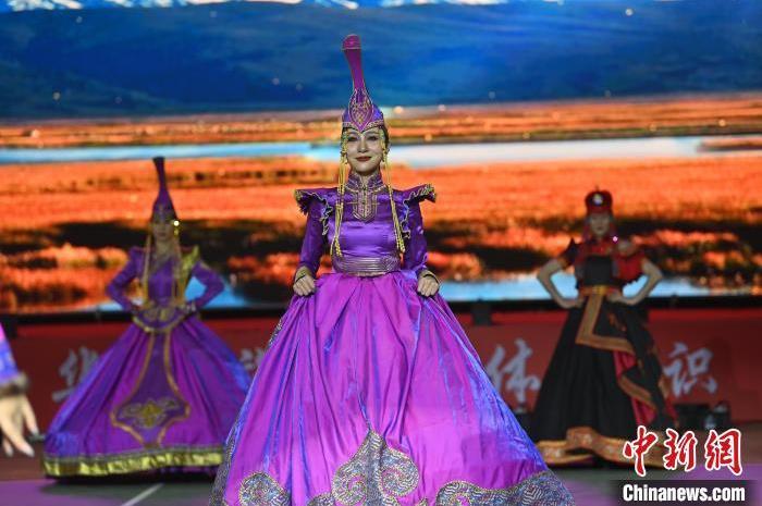 圖為開幕式現(xiàn)場蒙古族服飾秀。李亞龍 攝</p>
<p>