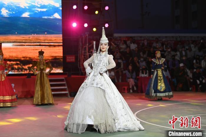 圖為開幕式現(xiàn)場蒙古族服飾秀。李亞龍 攝</p>
<p>