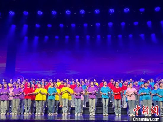 5月28日晚，“詩意甘肅·絲路長(zhǎng)風(fēng)三千里”——月出涼州·武威詩會(huì)在甘肅省武威市漢唐天馬城舉行。楊娜 攝