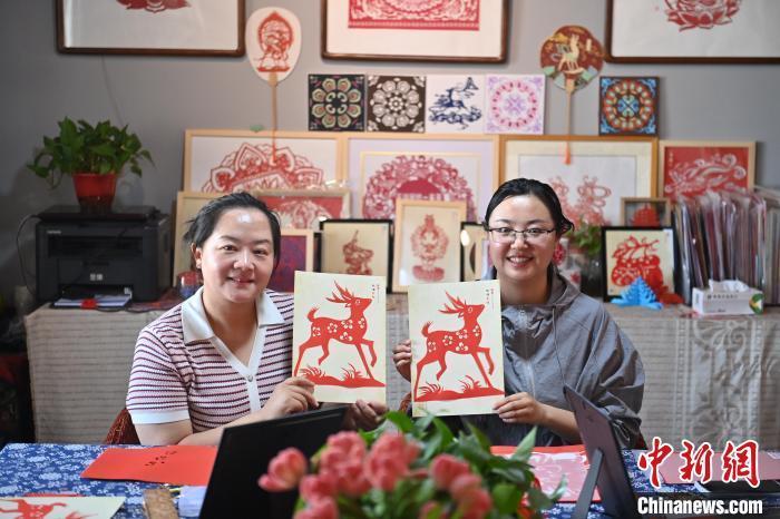 6月6日，在甘肅敦煌青年夜校課程中，青年學員展示學習敦煌非遺剪紙的成果。李亞龍 攝　　