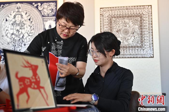 6月6日，在甘肅敦煌青年夜校課程中，青年學員學習敦煌非遺剪紙課程。李亞龍 攝