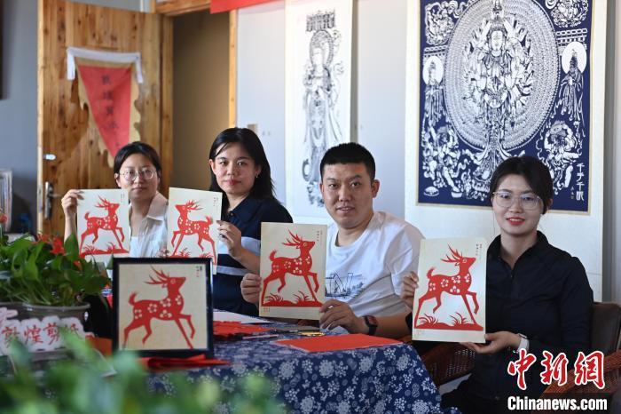 6月6日，在甘肅敦煌青年夜校課程中，青年學員展示學習敦煌非遺剪紙的成果。李亞龍 攝　　