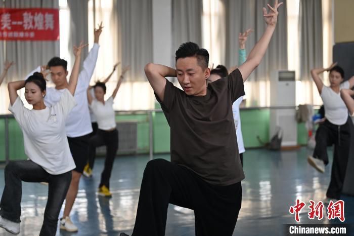 6月6日，在甘肅敦煌青年夜校課程中，青年學員學習敦煌舞課程。李亞龍 攝　　