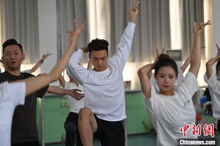 6月6日，在甘肅敦煌青年夜校課程中，青年學員學習敦煌舞課程。李亞龍 攝　　