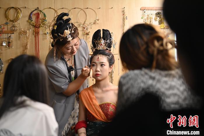 6月6日，在甘肅敦煌青年夜校課程中，青年學員學習敦煌美妝課程。李亞龍 攝　　