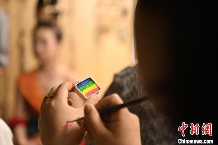 6月6日，在甘肅敦煌青年夜校課程中，青年學員學習敦煌美妝課程。李亞龍 攝　　