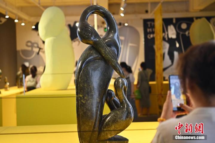 圖為游客拍攝蛇紋石作品《依戀》。中新社記者 李亞龍 攝