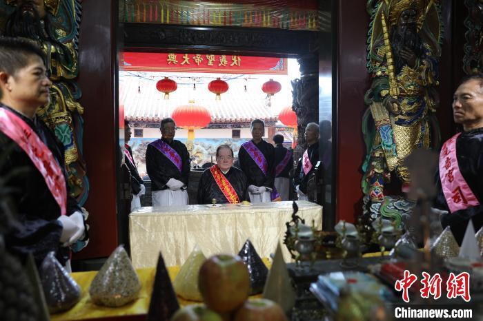 6月21日，“2024(甲辰年)兩岸共祭人文始祖伏羲典禮”在臺灣新北舉行。擔(dān)任主祭官的先嗇宮董事長、中國國民黨前秘書長李乾龍(中)出席典禮并擔(dān)任主祭官。中新社記者 張曉曦 攝