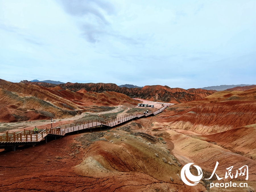  雨后的七彩丹霞，顏色格外艷麗。人民網 黃津曉虎攝