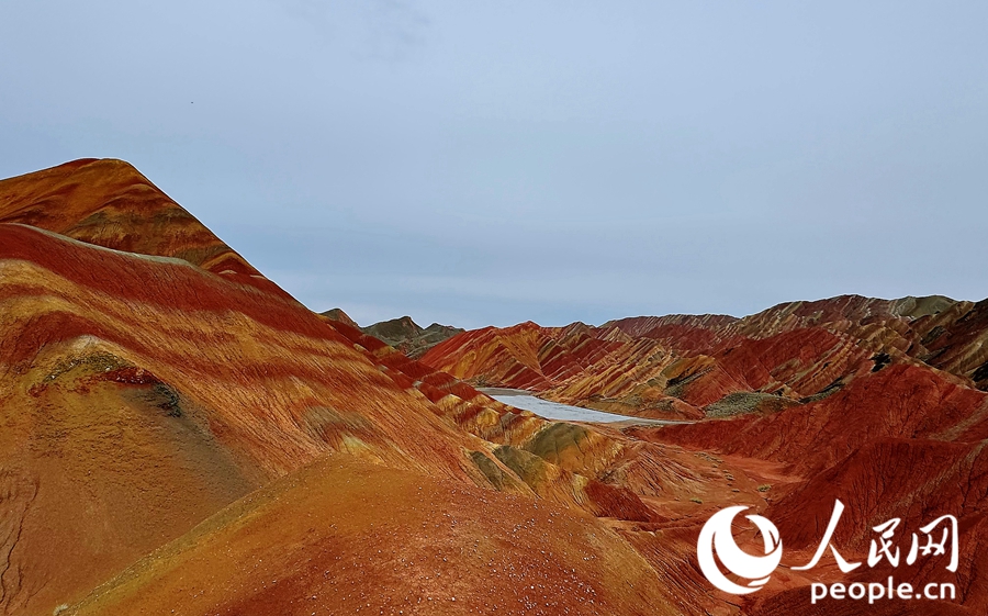 雨后的七彩丹霞，顏色格外艷麗。人民網記者 徐冬兒攝