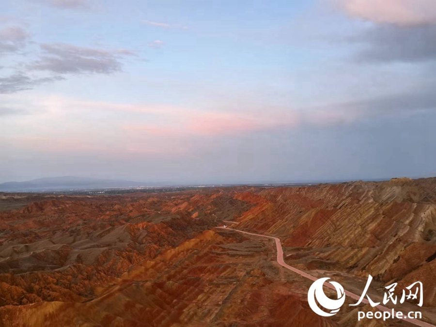 日落時分，余暉與丹霞交相輝映。人民網記者 唐嘉藝攝