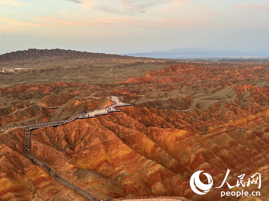 日落時分，余暉與丹霞交相輝映。人民網記者 徐冬兒攝