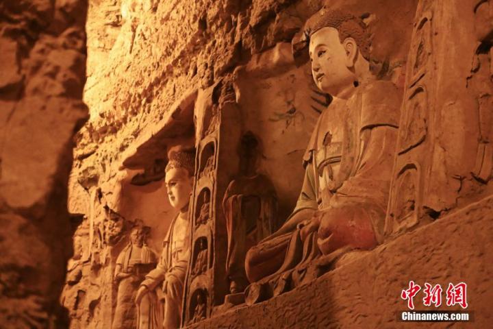 7月15日，甘肅省平?jīng)鍪袥艽h百里石窟長(zhǎng)廊中的王母宮石窟造像。百里石窟長(zhǎng)廊位于涇川縣境內(nèi)，由512個(gè)石窟、5眼窟中石井組成，現(xiàn)存王母宮石窟、鳳凰山石窟、南石窟寺、丈八寺石窟、羅漢洞石窟、太山寺石窟等規(guī)模較大的石窟群，還有數(shù)量眾多的小石窟群。王母宮石窟又名千佛洞，該窟設(shè)計(jì)宏大，造像生動(dòng)，窟內(nèi)擁有造像數(shù)百尊，是較為珍貴的佛教文化歷史遺存。中新社記者 李亞龍 攝</p>
<p>