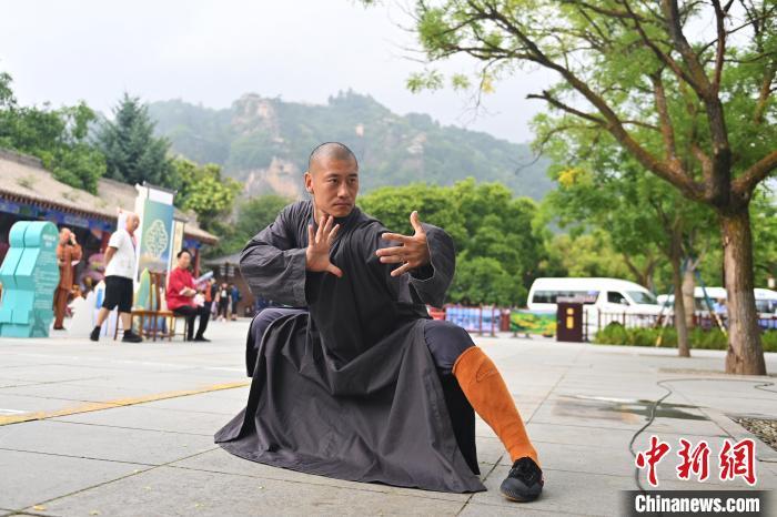 7月14日，甘肅省平?jīng)鍪嗅轻忌骄皡^(qū)內(nèi)，嵩山少林弟子展示武藝。7月13日至14日，“2024年北京體育大學(xué)第十五屆國(guó)際武術(shù)比賽交流大會(huì)暨首屆崆峒山國(guó)際武術(shù)大會(huì)”舉行，大會(huì)也在崆峒山景區(qū)進(jìn)行問(wèn)道崆峒、武術(shù)高級(jí)研修班、崆峒拜師等系列活動(dòng)。中新社記者 李亞龍 攝</p>
<p>